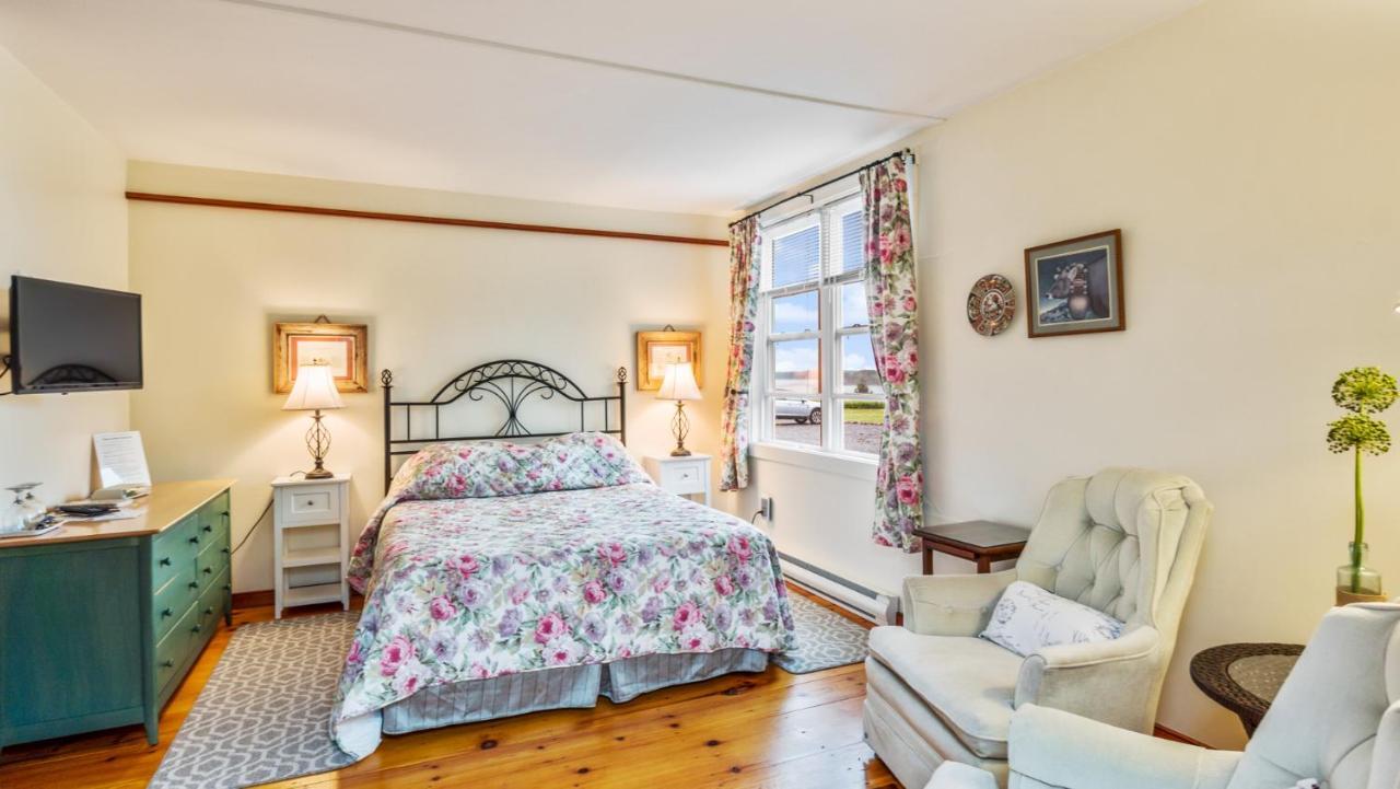 Bayview Pines Country Inn B&B Mahone Bay Bagian luar foto
