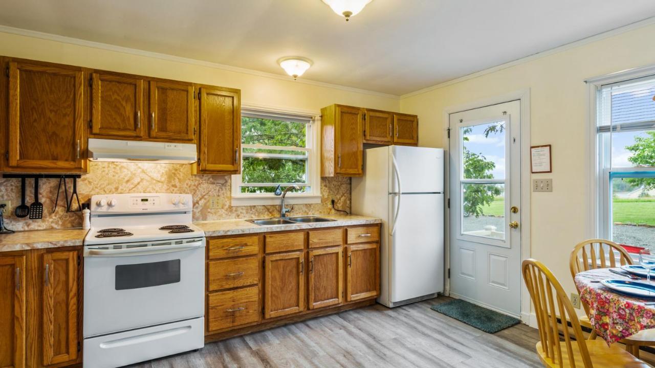 Bayview Pines Country Inn B&B Mahone Bay Bagian luar foto